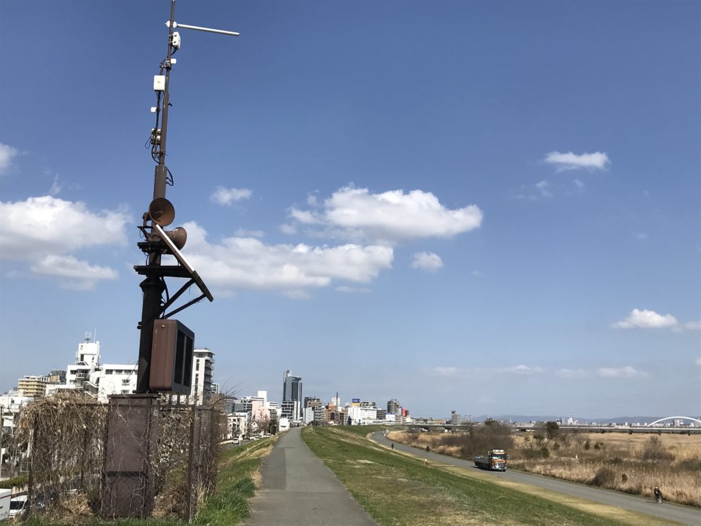 淀川堤防上の防災無線