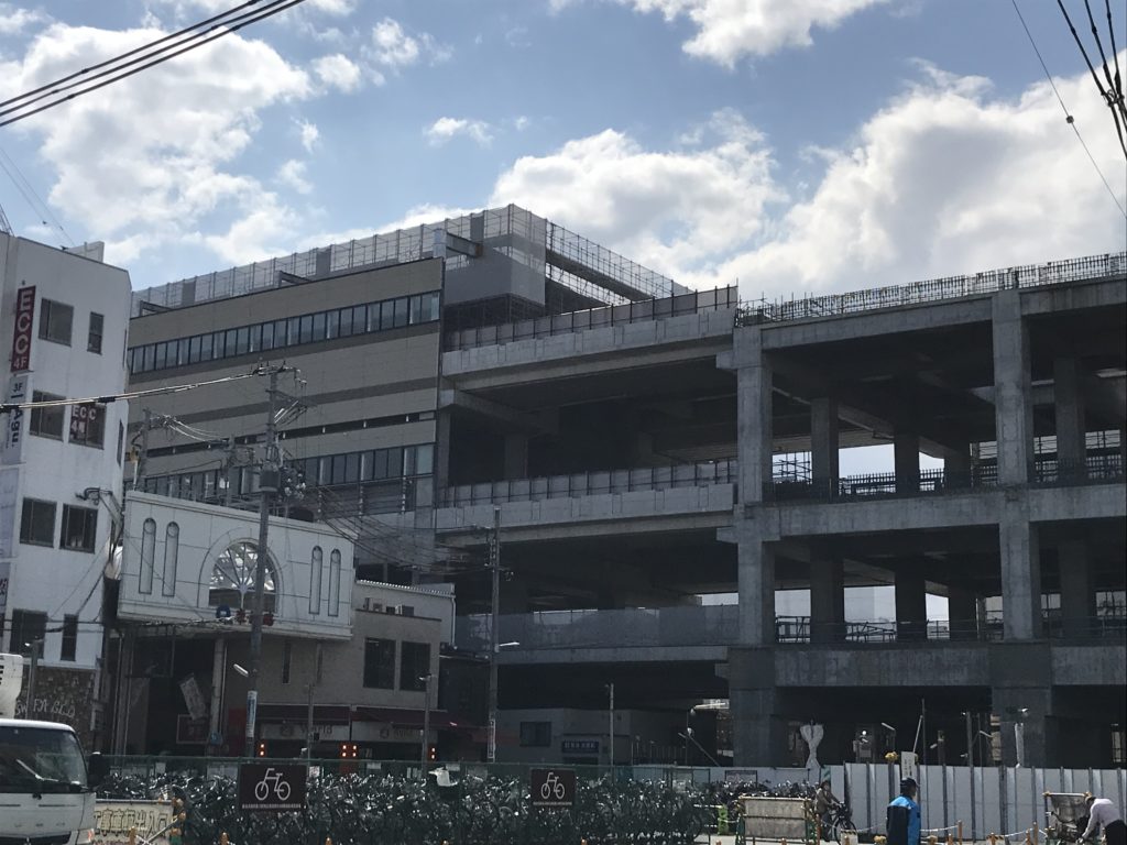高架工事中の阪急淡路駅
